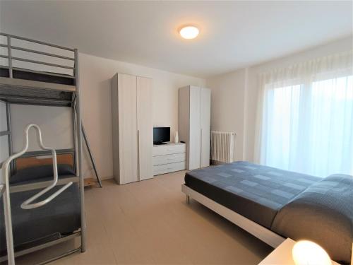 梅尔戈佐Winter Spring Summer Apartments的一间卧室配有双层床和电视。