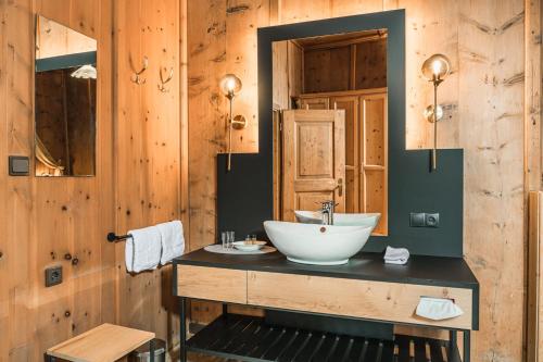拉伊翁Ansitz Zehentner的一间带水槽和木墙的浴室