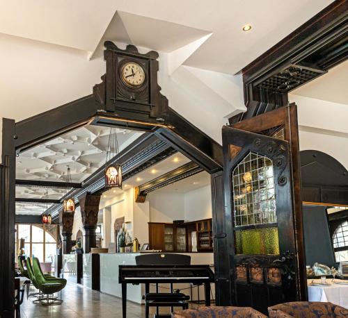 康斯坦茨Hotel Graf Zeppelin的挂在餐厅天花板上的钟
