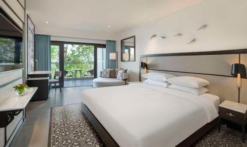 卡马拉海滩Hyatt Regency Phuket Resort - SHA Extra Plus的一间带白色大床的卧室和一间客厅