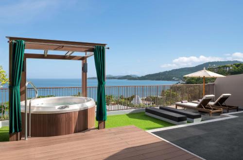卡马拉海滩Hyatt Regency Phuket Resort - SHA Extra Plus的海景甲板上的热水浴池