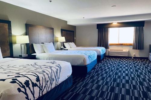 斯廷博特斯普林斯斯廷博特斯普林斯拉金塔旅馆的酒店客房设有两张床和窗户。