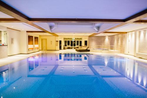 凯特林凯特林公园酒店及Spa的一座带大型游泳池的室内泳池