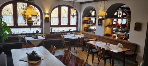 马克特布赖特Drachenburg的餐厅设有桌椅和窗户。