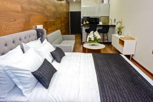 圣克鲁斯TRYP by Wyndham Santa Cruz的卧室配有带枕头的大型白色床