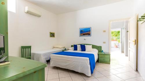 伊斯基亚Lucia Maison的酒店客房配有两张床和一张书桌