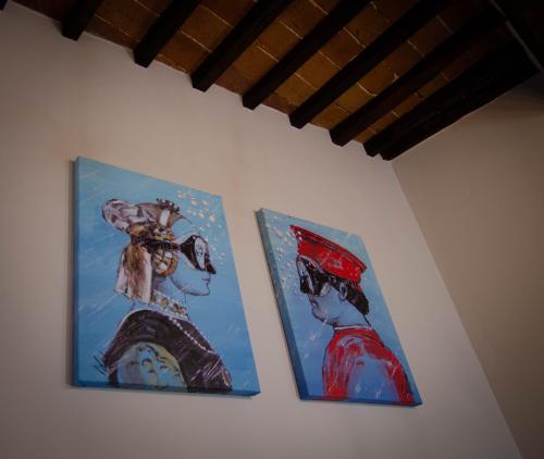 蒙特普齐亚诺Dimora Dell'Erbe Rooms的墙上两幅妇女画