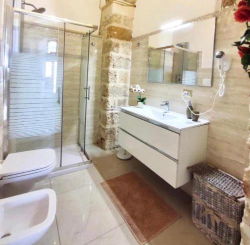 加拉托内Corte Merlata Apartments的一间带水槽、淋浴和卫生间的浴室