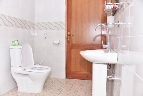 布琼布拉KING'S CONFERENCE CENTRE的一间带卫生间和水槽的浴室