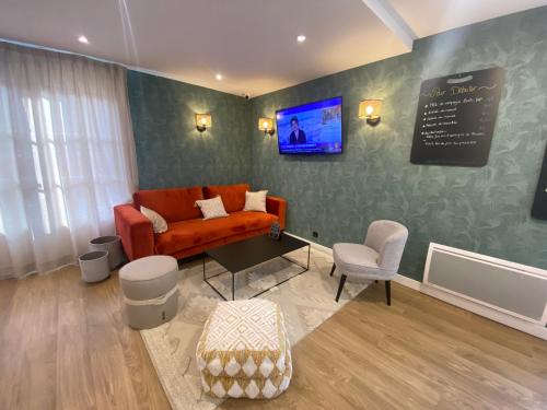 雷泽钟楼南特雷泽机场酒店的客厅配有沙发和墙上的电视