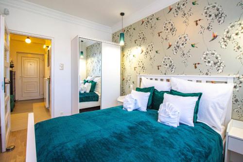 布达佩斯Hillside Lodge的一间卧室配有一张带蓝色毯子的大床