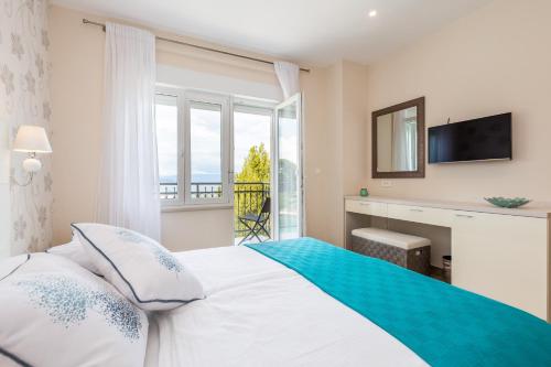 马林斯卡Apartments & Rooms Milcetic D的一间卧室设有一张大床和一个窗户。