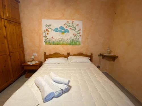 坎尼吉翁Bed and Breakfast Li Paduli Alvi的一间卧室配有带毛巾的床