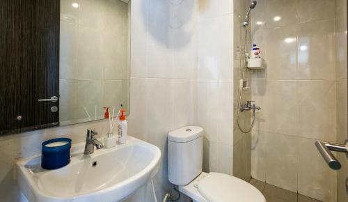 当格浪Sanmaru- Serpong Garden apt 2 Br become 1 bigroom的浴室配有白色卫生间和盥洗盆。