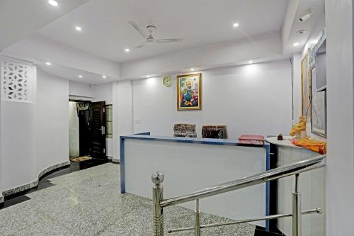 新德里S B Guest House Near New Delhi Train Station的大堂设有蓝色柜台和白色墙壁