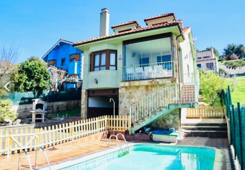 康达Casa Villa Mey的房屋前有游泳池的房子