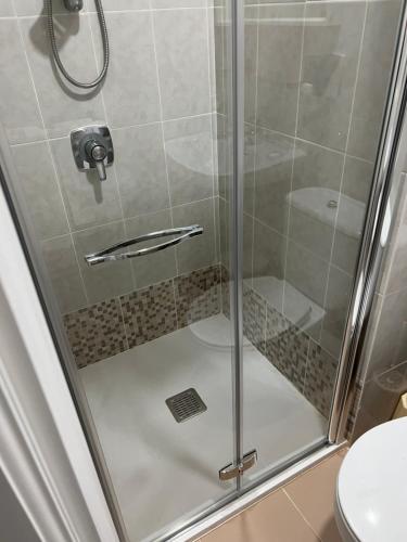 巴拉卡宙斯旅馆的浴室里设有玻璃门淋浴