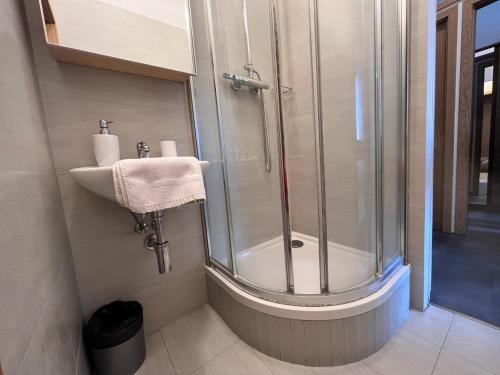 奥洛穆茨乌贾库巴酒店的带淋浴和盥洗盆的浴室