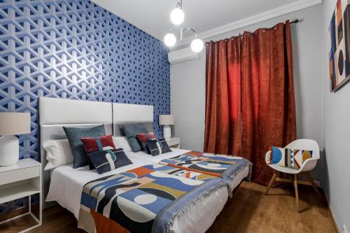 马德里Beautiful Room in Heart of Madrid的一间卧室配有一张特大号床和蓝色的墙壁
