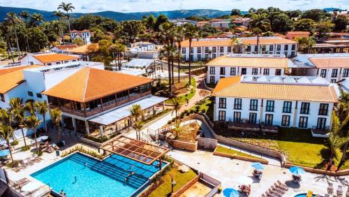 皮雷诺波利斯Quinta Santa Bárbara ECORESORT的享有带游泳池的度假村的空中景致