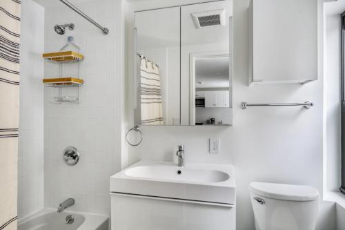 布鲁克林Downtown Brooklyn 2BR w WD nr Barclays Center NYC-657的白色的浴室设有水槽和镜子