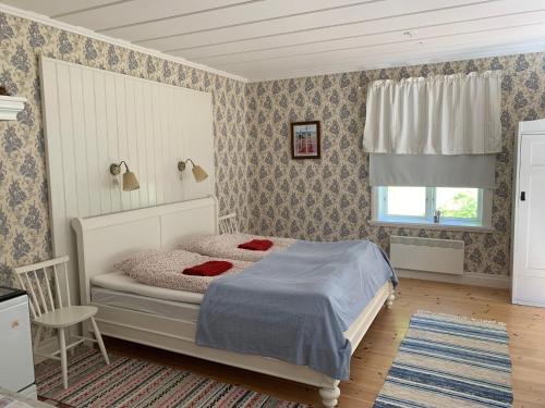 DockstaVilla Skuleskogen的一间卧室设有一张床和一个窗口
