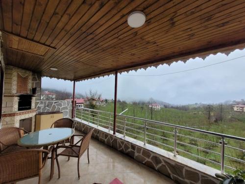 Trabzon Deniz Manzaralı villa的阳台或露台