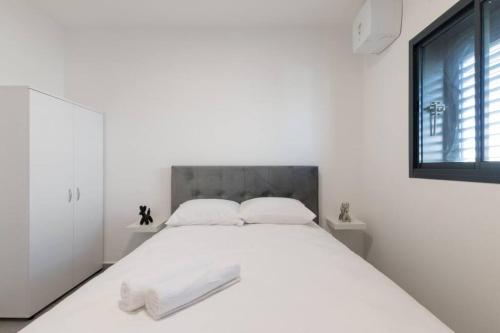 Or YehudaO&O Group - Luxury APT/3 BR/New Tower/Parking的白色卧室配有一张大白色床和两个枕头