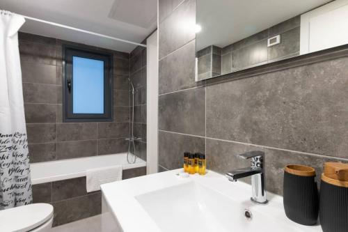 Or YehudaO&O Group - Luxury APT/3 BR/New Tower/Parking的浴室配有盥洗盆、卫生间和浴缸。