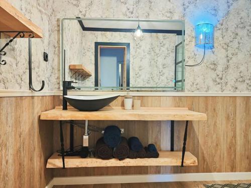 大塔拉哈尔Casa Burbuja Azul的一间带水槽和镜子的浴室