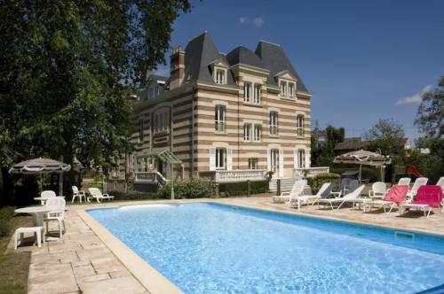 卡布尔Appartement avec piscine, 100m plage et hypercentre的一座大房子,前面设有一个游泳池