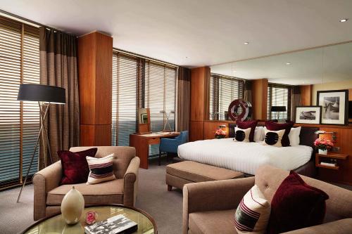 法恩伯勒艾薇塔酒店的配有床、椅子和桌子的酒店客房
