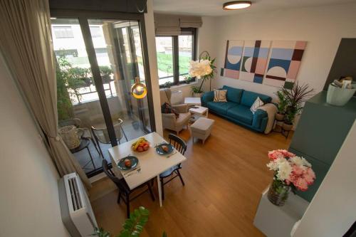 贝尔格莱德GARDOS BAUHAUS Apartment的客厅配有沙发和桌子