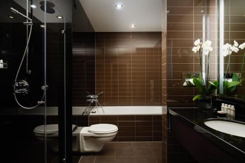 法恩伯勒艾薇塔酒店的浴室配有卫生间、浴缸和水槽。