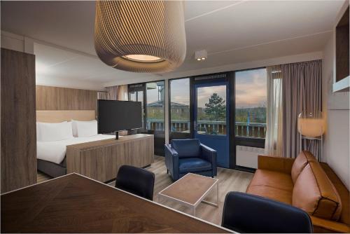 内斯Fletcher Hotel-Restaurant Noordsee-Ameland的酒店客房,配有床和电视