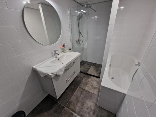 弗利辛恩Woonhotel Petruskerk的白色的浴室设有水槽和镜子