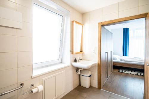 普列维扎Hotel Squash Dependance的一间带水槽和窗户的浴室