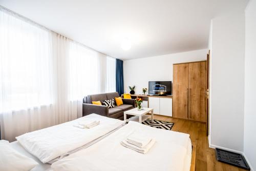 普列维扎Hotel Squash Dependance的一间卧室设有一张床和一间客厅。