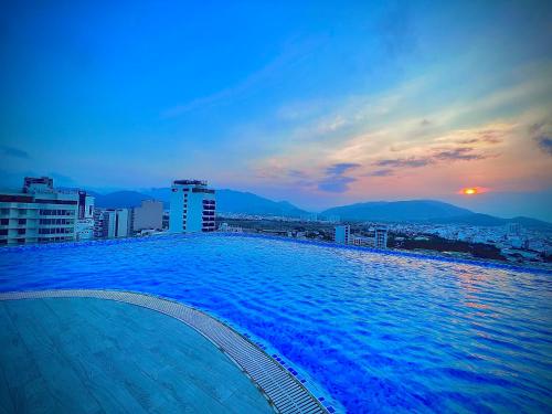 芽庄Grand Tourane Nha Trang Hotel的城市天际线顶部的大型游泳池