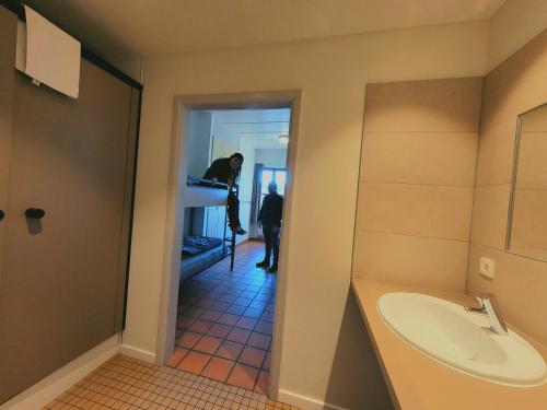 布永奥伯格新布龙青年旅舍的男人在浴室里,有水槽和镜子