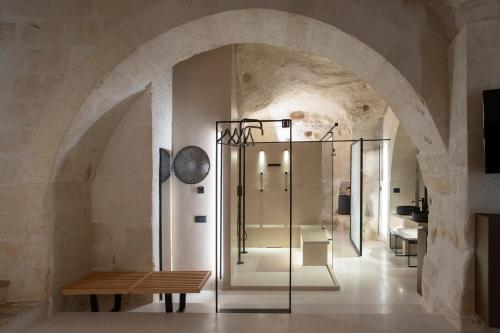 马泰拉PIANELLE RESORT的拱门上带玻璃淋浴间的浴室