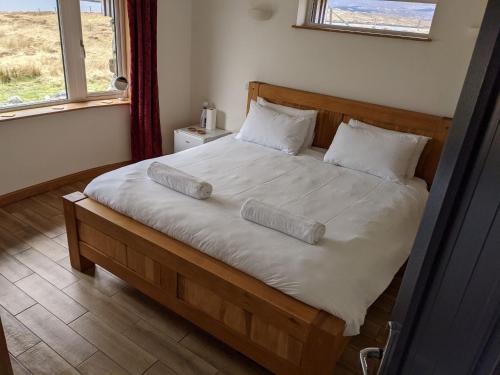 BalallanBlackhouse Bothies的一间卧室配有一张带两个枕头的床