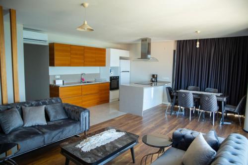库萨达斯Duplex Loft mit Panorama Seaview的客厅以及带沙发和桌子的厨房。