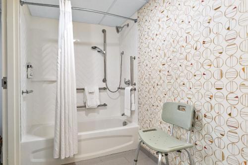 朴茨茅斯朴次茅斯假日酒店的带淋浴的浴室和椅子