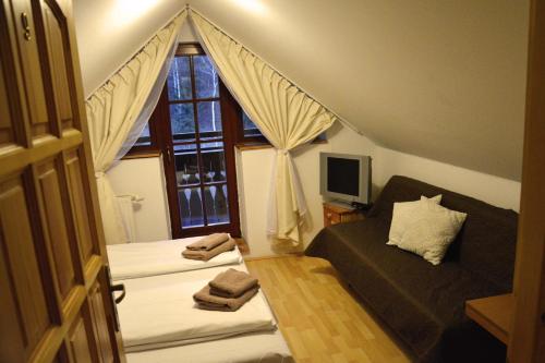 旧柳博夫尼亚Penzión Dinda的小房间设有两张床和窗户