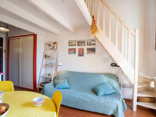 勒·雷约尔·卡纳德尔·苏尔Apartment Les Mas de Pramousquier-1 by Interhome的客厅设有蓝色的床和楼梯。