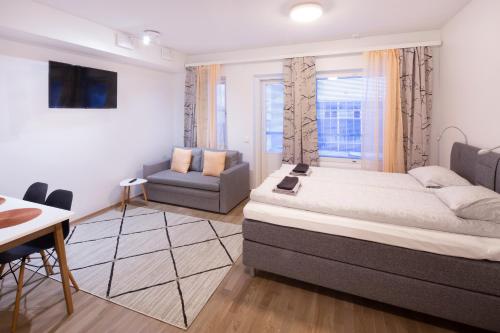 罗瓦涅米First Aparthotel Dasher的卧室配有床、椅子和窗户。