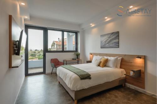 斯巴达Zed Smart Property by Airstay的一间卧室设有一张大床和一个大窗户