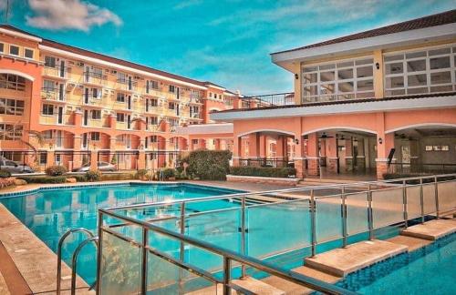 达沃市Arezzo Davao GZJ condotelle 300mbps wifi的大楼前设有游泳池的酒店