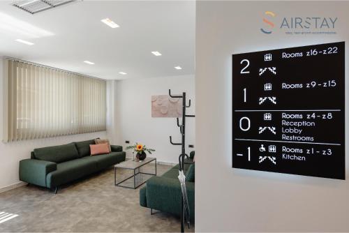 斯巴达Zed Smart Property by Airstay的客厅配有沙发和墙上的记分板
